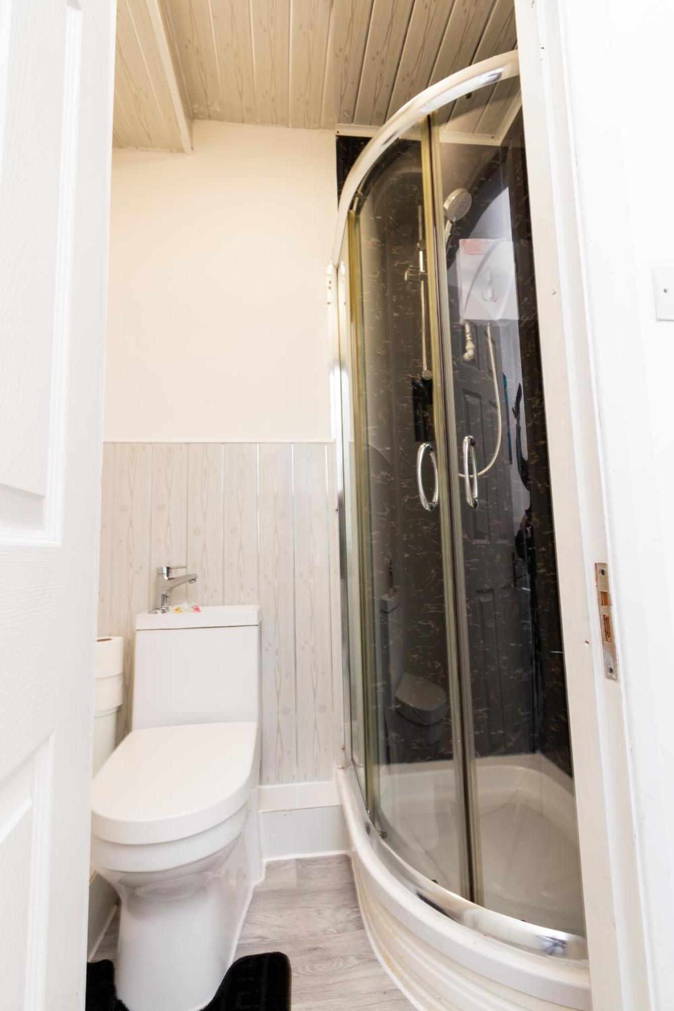 Apartment 3 - Quaint Double In A Shared House *